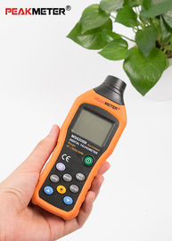 Del tester tester ambientale tenuto in mano di rotazione di velocità massima del tachimetro di Digital del contatto non